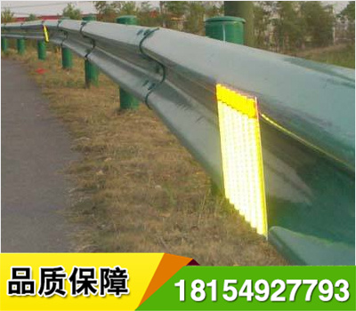 道路輪廊標(biāo)的英文名稱 Delineator，它是沿道路兩側(cè)邊緣設(shè)置、用于顯示道路邊界輪廓、指引車輛正常行駛、具有逆反射性能的一種交通安全設(shè)施，從功能上說(shuō)，輪廓標(biāo)是一種視線誘導(dǎo)設(shè)